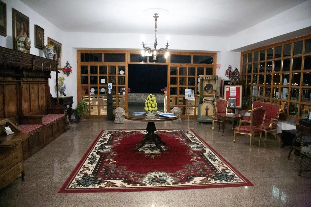 Hotel La Riva Giardini Naxos 3*,