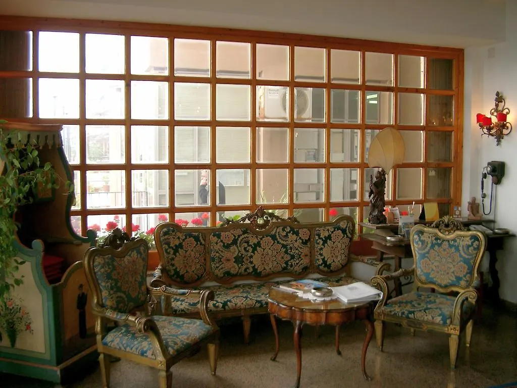 Hotel La Riva Giardini Naxos 3*,